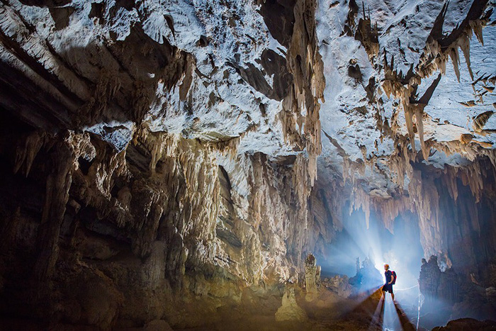 Được tạo thành từ 20 hang động, và 10 trong số đó đã được đưa vào phục vụ tham quan của du khách bao gồm hang Chuột, hang Kim, hang Hung Ton, hang Ken, hang Sơng Oxalis và hang Tú Làn, trong đó hang dài nhất là hang Ken dài 3,7km.