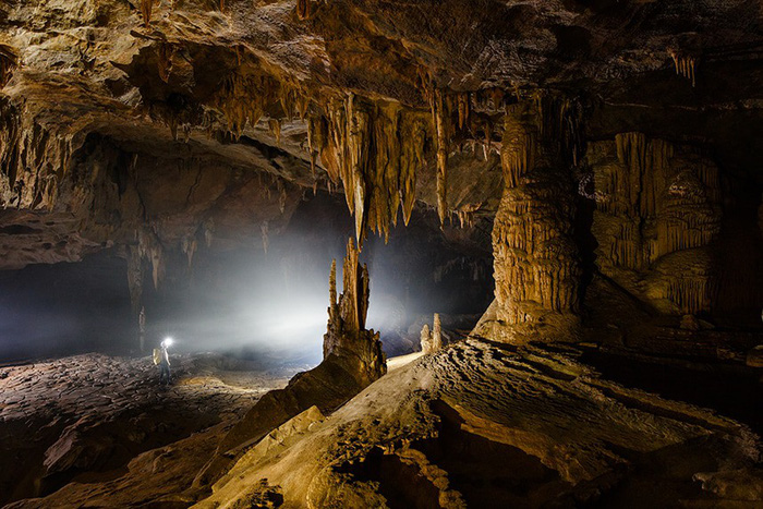 Là một phần của hệ thống hang động Phong Nha, với chiều dài trên 1,6km, hang Va được các chuyên gia và du khách đánh giá cao nhờ hệ thống thạch nhũ dạng nón có kích thước khá đồng đều.