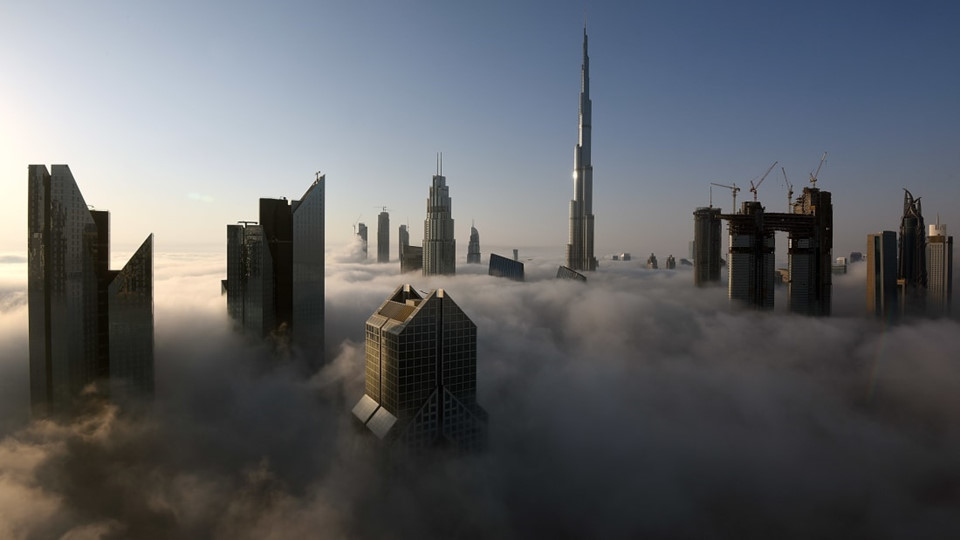 Buji Khalifa vượt qua tòa Đài Bắc 101 (cao 508 m và giữ kỷ lục thế giới từ khi mở cửa vào năm 2004). Theo CNN, những mảnh của tòa nhà này có thể trải dài 1/4 thế giới.