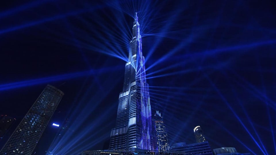 Ngoài danh hiệu là tòa nhà cao nhất thế giới, Burj Khalifa còn giữ hàng loạt danh hiệu như tầng quan sát cao nhất thế giới, thang máy có khoảng cách đi lại dài nhất thế giới và bể bơi cao nhất thế giới trong một tòa nhà (tầng 76).
