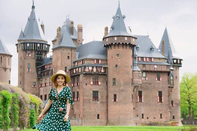 Điểm đến tiếp theo của chuyến hành trình cổ tích là tòa lâu đài De Haar Castle, nơi có kiến trúc độc đáo, như bước ra từ trong những câu chuyện cổ tích Hà Lan. Lâu đài De Haar cũng là tòa lâu đài lớn nhất và sang trọng nhất ở Hà Lan, được xây dựng vào đầu thế kỷ 20 bởi kiến trúc sư nổi tiếng người Hà Lan Pierre Cuypers.