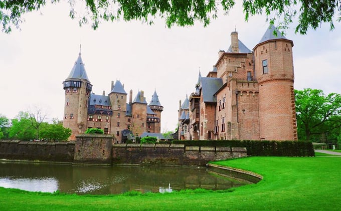 Lâu đài nằm ở thành phố Utrecht, trung tâm của đất nước Hà Lan, gần ngôi làng Haarzuilens. Tuy có nhiều khách du lịch ghé thăm mỗi năm nhưng cảnh vật ở đây vẫn giữ được nét thanh bình, cổ kính với thảm cỏ xanh mượt, hồ nước yên ả.
