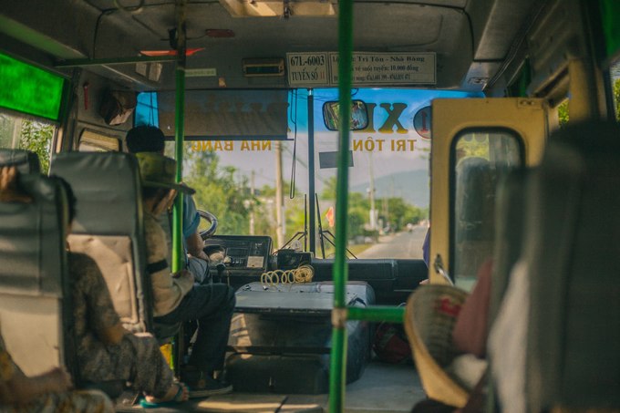 Bạn có thể đi xe máy hoặc chọn xe khách tuyến Nhà Bàng – Tri Tôn. Xe tuy cũ nhưng thường vắng khách, ghế ngồi thoải mái. Đa phần hành khách là người dân tộc sống gần đó, nhân tiện trò chuyện, tìm hiểu đời sống người dân địa phương cũng khá thú vị. 