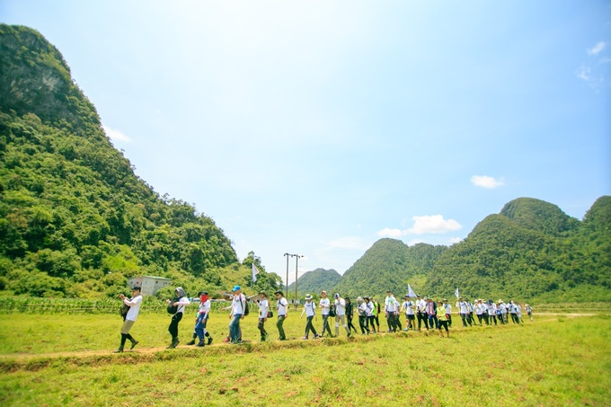 Thử thách bắt đầu từ làng Tân Hóa, một ngôi làng nhỏ nằm giữa núi rừng trùng điệp. Từ đây, đoàn đi bộ để đến sông Rào Nan. Đối với dân văn phòng vốn quen với đô thị và môi trường công sở, trải nghiệm “đi giữa đồng xanh” như thế này thật sự khác biệt.