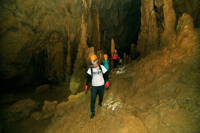 Sau khi đua thuyền xuôi dòng sông, các đội bước vào thử thách chạy đua vượt hang Chuột. Bên trong hang là hơn 300 m đường toàn thạch nhũ cùng những cấu trúc đá kỳ lạ.