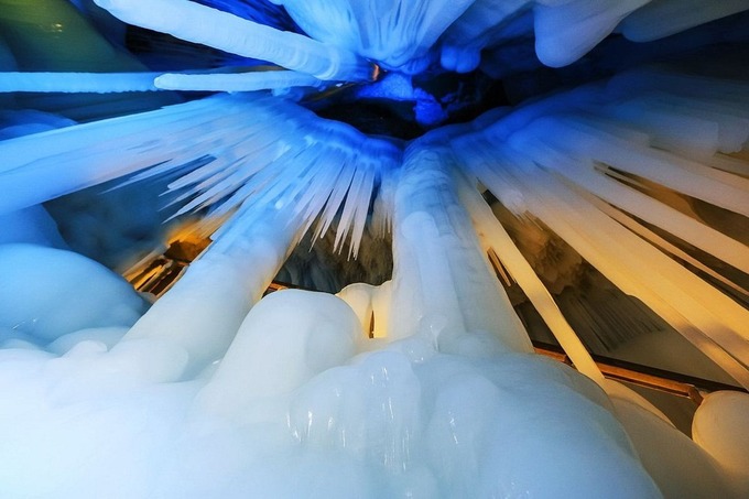 Các lớp băng như một bộ đệm giúp ổn định nhiệt độ bên trong hang động. Bất kỳ luồng không khí ấm nào đi vào trong ngay lập tức bị làm lạnh trước khi nó có thể gây ra sự tăng nhiệt đáng kể nào. Chắc chắn, luồng không khí ấm vẫn làm tan chảy một số lớp băng, nhưng nhiệt độ trung bình vẫn khá ổn định.