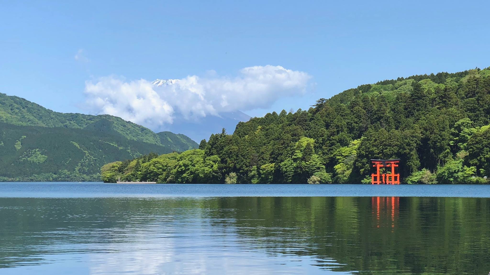 Núi Phú Sĩ và cổng Hakone Shrine Peace Torii trên mặt hồ Ashi.