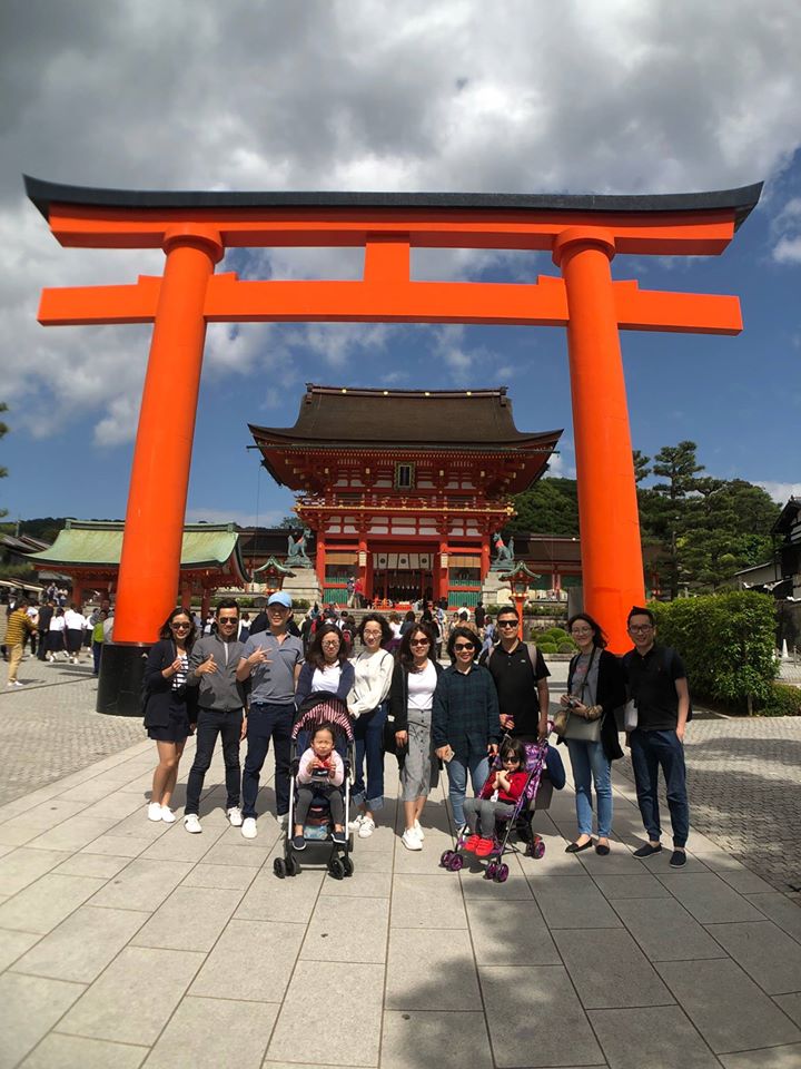 Cả nhóm trước cổng đền Fushimi Inari.