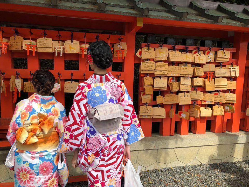 Nơi treo các bảng gỗ cầu may mắn của người viếng thăm chùa.