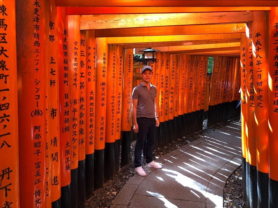 Bên trong đường mòn bằng hàng nghìn chiếc cổng Torii - đền Inari.