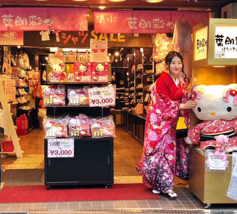 Một trong rất nhiều cửa hàng 2 bên đường đi bộ lên chùa Kiyomizu-dera.
