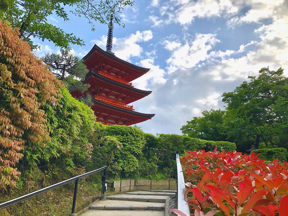 Tòa tháp nằm trên đường mòn sau chính điện Kiyomizu-dera.