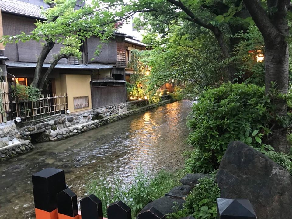 Một dòng suối nhỏ chảy trong lòng khu phố Gion.
