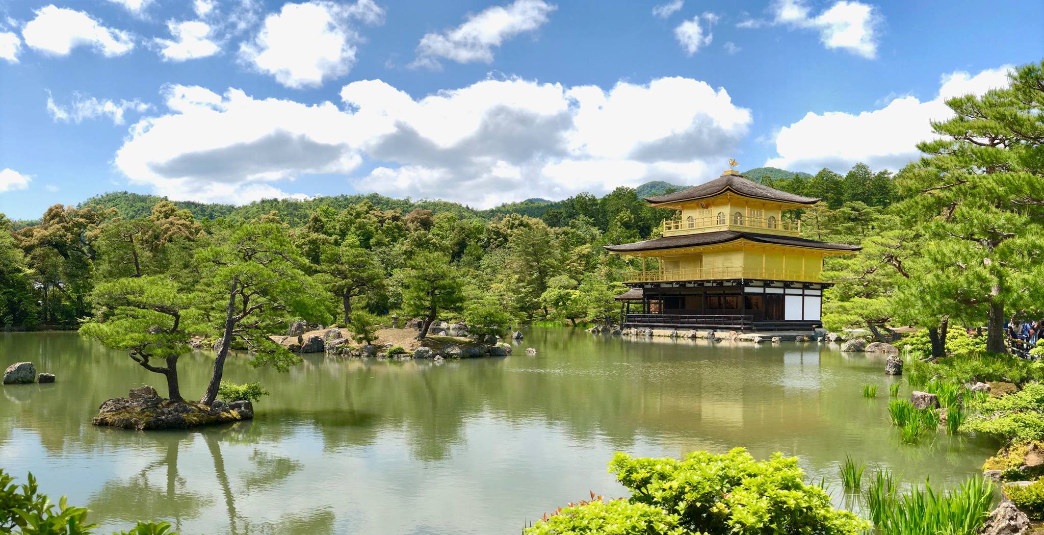 Kinkaku-ji (chùa gác vàng, gọi tắt là chùa vàng).