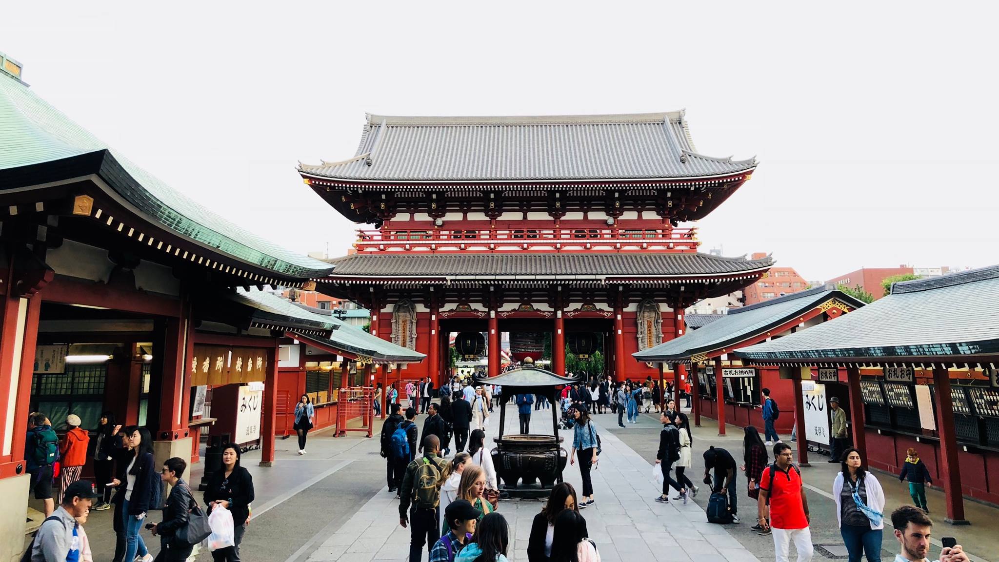 Toàn cảnh chùa Asakusa Sensoji.