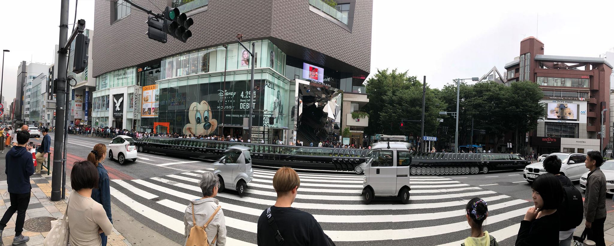 Dòng người xếp hàng dài trước một cửa hiệu thời trang ở Harajuku.
