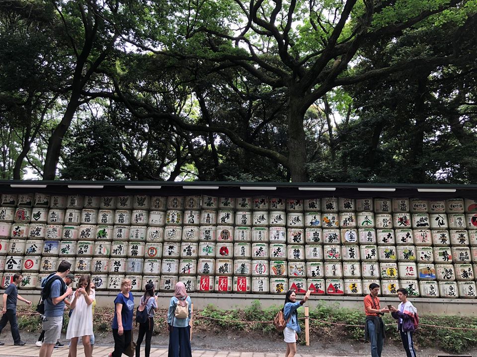 Các thùng rượu Saka được trưng bày bên đường vào đền Meiji.