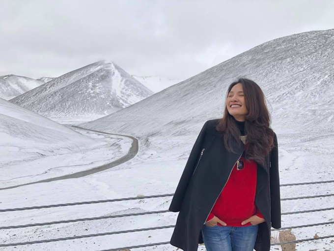 Cung đường tuyết đẹp mê hồn trong chuyến đi chinh phục Tây Tạng của hoa hậu Hương Giang. Từ Việt Nam, bạn có thể bay sang Thành Đô (Chengdu) sau đó đi tàu tới Lhasa theo kinh nghiệm của chuyến đi này, sau đó đặt các landtour tại chỗ của công ty du lịch địa phương để di chuyển được thuận tiện.