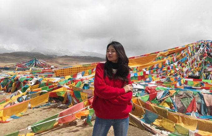 Đón đoàn tại nhà ga Lhasa là anh Kunchok, hướng dẫn viên đi theo trong suốt 10 ngày. Anh và bác Padro tài xế đều là người Tạng. Đây cũng là điểm mà những người trong đoàn thích nhất của nhà tour này vì được hỏi những phong tục, tập quán, cách suy nghĩ của chính những người dân bản địa, đôi lúc nó sẽ đối lập với những gì mà cô từng được đọc.