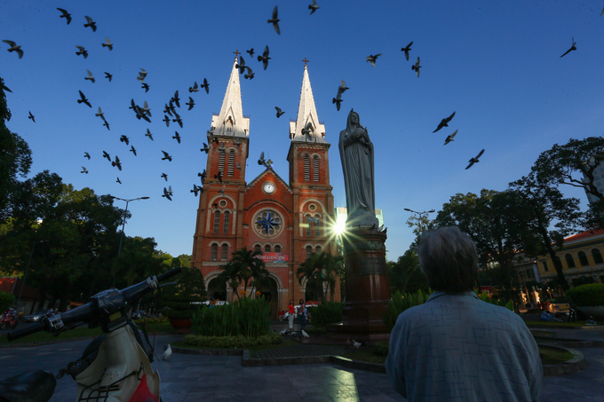 Khoảnh khắc đàn bồ câu bay quanh nhà thờ trong lúc người dân làm lễ cầu nguyện vào buổi sớm.
