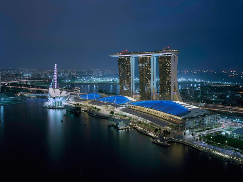 Marina Bay Sands là một trong những khu phức hợp khách sạn đắt nhất thế giới với mức giá 6 tỷ USD Singapore, gồm chi phí khu đất chính trị giá hơn 900 triệu USD.