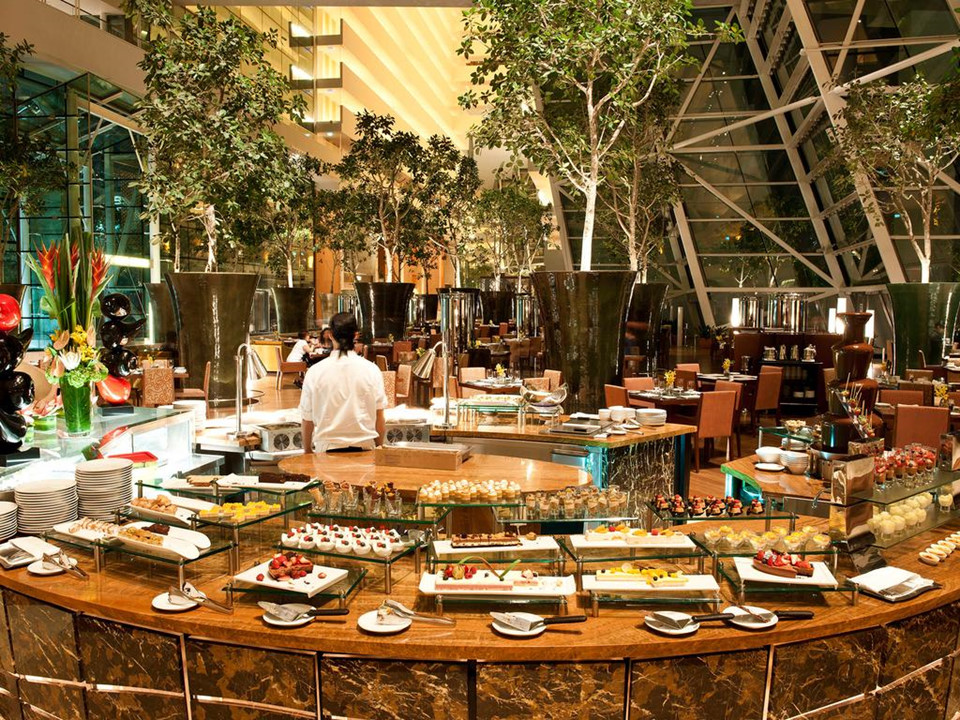 Safdie, kiến trúc sư thiết kế khách sạn, cho biết Marina Bay Sands được thiết kế dựa trên ý tưởng một chiếc bàn đánh bài, vô cùng phức tạp.