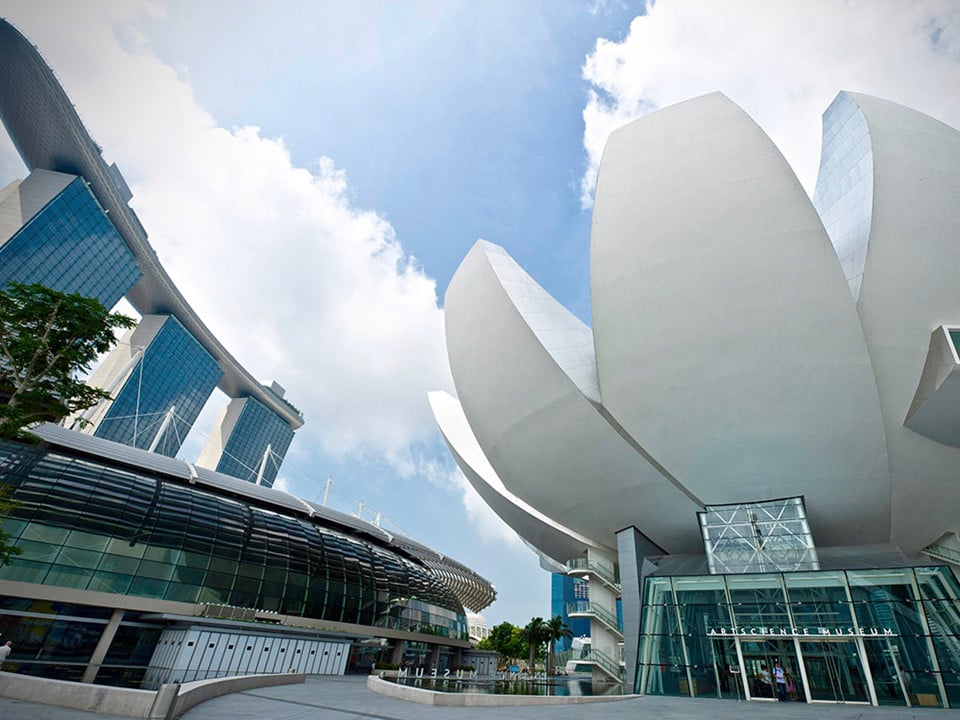 Ngoài khu khách sạn, Marina Bay Sands còn sở hữu một trung tâm triển lãm hội nghị rộng 120.000 m2, một bảo tàng, một nhà hát lớn, 2 sàn nổi.