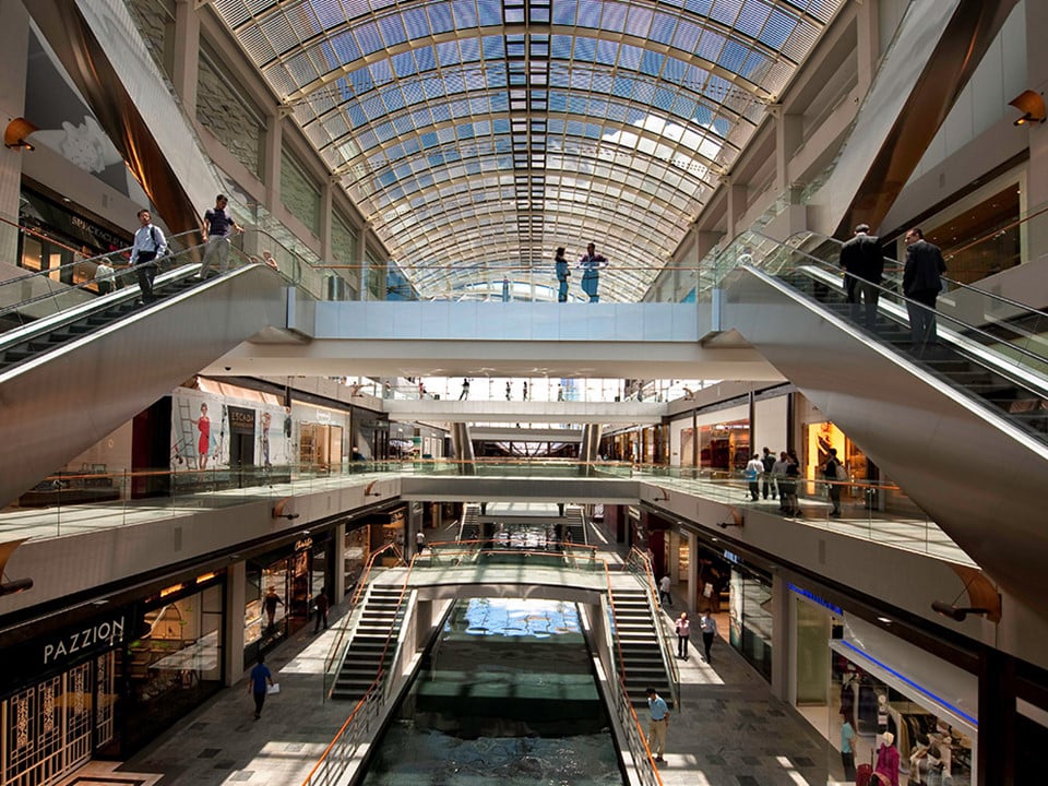 Khu mua sắm tại đây rộng 93.000 m2 với khoảng 300 cửa hàng, là tập hợp của nhiều thương hiệu hàng đầu thế giới.