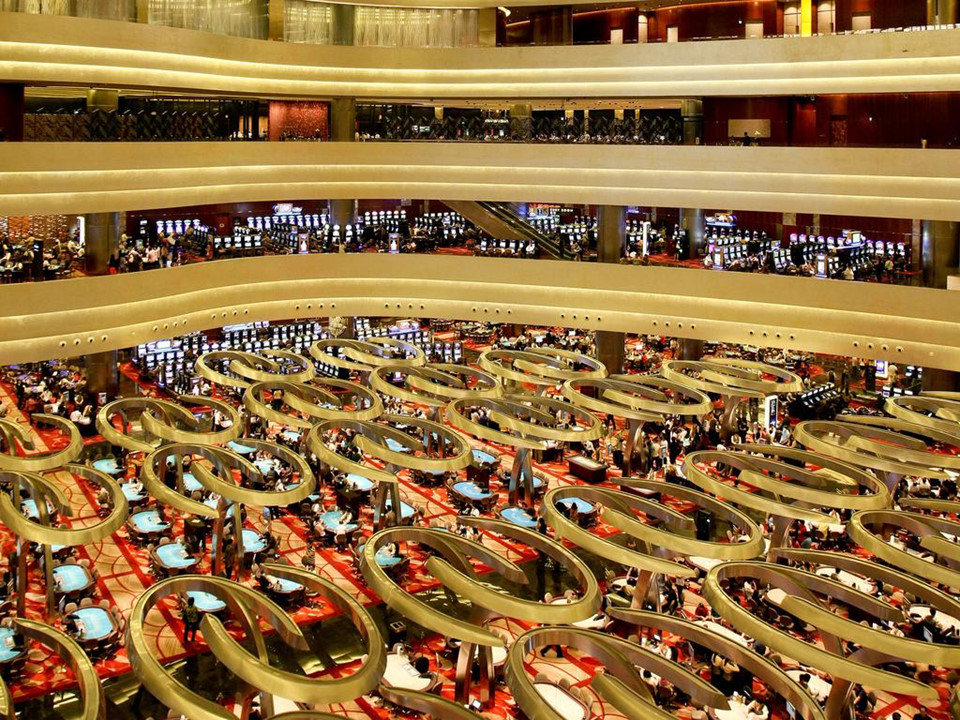 Casino tại đây chiếm đến 4 tầng, rộng 15.000 m2, bao gồm 600 bàn và 2.500 máy đánh bạc. Đây là một trong những casino lớn nhất thế giới.
