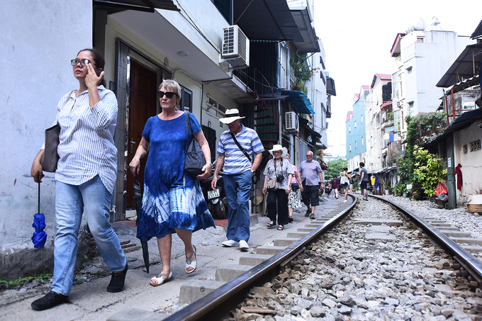 Một số khách du lịch đến Hà Nội nghe nhắc về địa điểm này cũng tìm tới. Theo đó, ngoài chỉ dẫn của người dân địa phương, họ cũng lần theo review của những blogger từng đến.