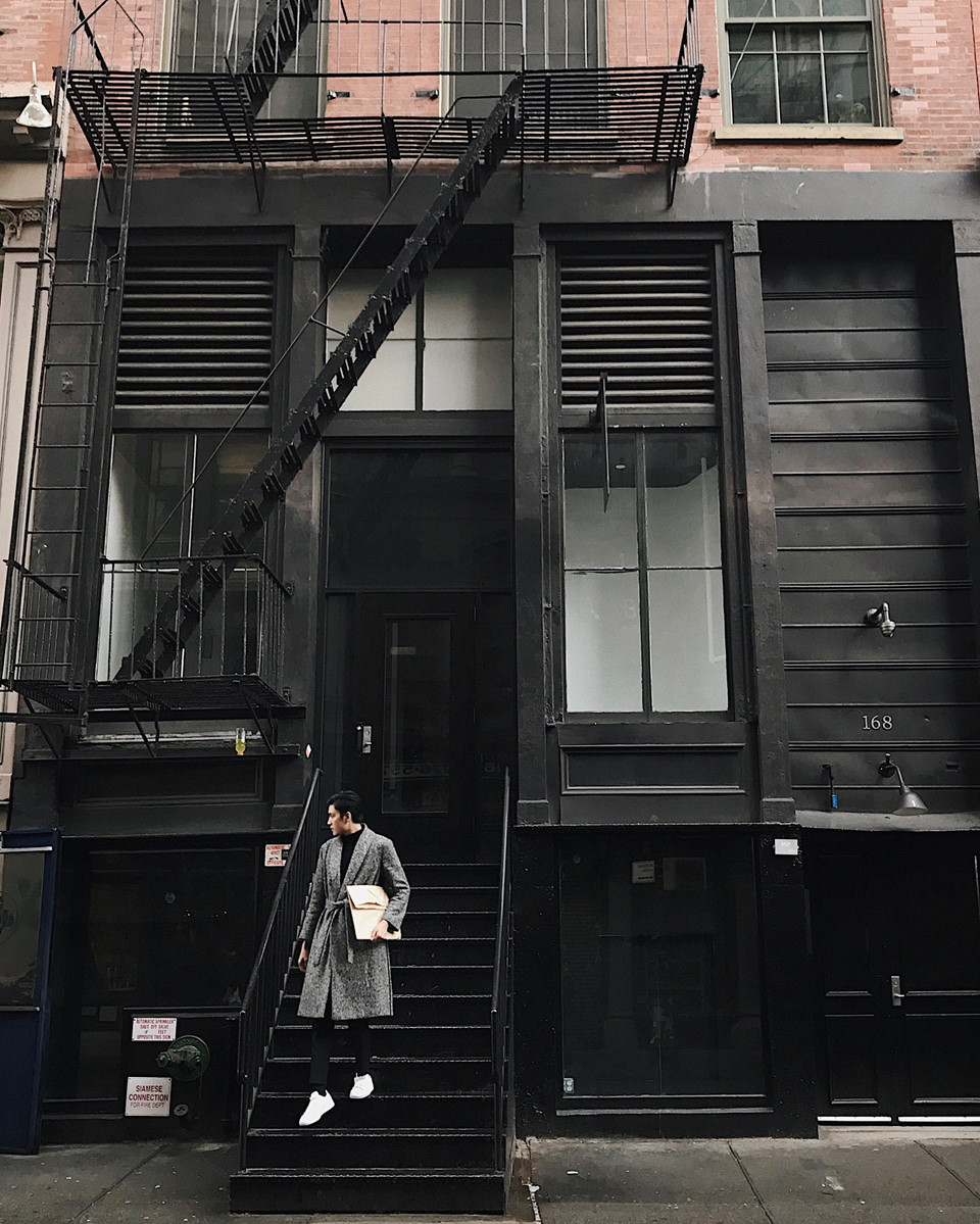 Soho - Manhattan: Soho nằm ngay phía nam phố Houston của Manhattan, quê hương của một số tên tuổi trứ danh nhất làng nghệ thuật New York, trong đó có Andy Warhol và Jean-Michel Basquiat. Hãy thử bước ra đường phố chính để tìm hiểu những bí quyết bán hàng được gìn giữ tốt nhất của New York khi bạn dạo quanh những con phố đầy cá tính của Soho.