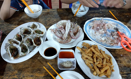 Bữa hải sản tối đầu tiên ở Quan Lạn của gia đình chị Thanh.