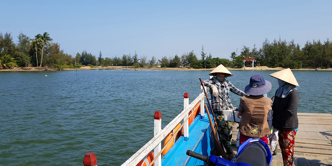 Từ Tam Thanh, du khách phải đi 15 km, rồi tiếp tục di chuyển bằng phà để sang được đảo Tam Hải.