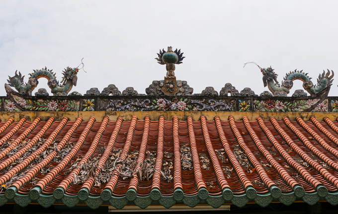 Mái chánh điện - tiền đường, lợp ngói âm dương, phía trên là hình ảnh lưỡng long tranh châu thường thấy ở các ngôi chùa cổ Việt Nam.