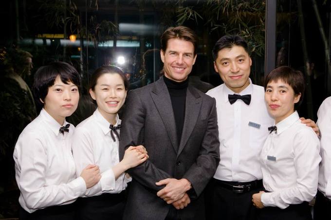 Trong hình là tài tử điện ảnh Tom Cruise chụp hình với nhân viên nhà hàng khi anh có dịp ghé thăm. Ngoài ra, còn rất nhiều tên tuổi khác đã ghé nơi này như công chúa Thái Lan, CEO Mark Zuckerberg...    Nhà hàng Michelin yêu thích của nhiều ngôi sao thế giới ở SeoulNhà hàng Michelin yêu thích của nhiều ngôi sao thế giới ở Seoul  Tôi vẫn tin rằng khi đến với những ngôi sao Michelin, thực khách sẽ được thoả mãn mọi giác quan, từ thị giác, thính giác, khứu giác đến vị giác.... Bữa tiệc nướng ở Bamboo House lần này đã giúp tôi củng cố niềm tin ấy.