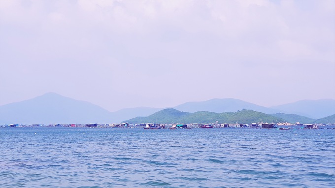 Sơn Đừng Bãi biển Sơn Đừng (Xuân Đừng) thuộc địa phận tỉnh Vạn Ninh, Khánh Hoàm cách Nha Trang khoảng 2 tiếng đi xe máy. Đây vẫn là cái tên xa lạ với du khách và còn giữ được nhiều nét hoang sơ. Biển Sơn Đừng nằm sâu trong vịnh Vân Phong, được bao bọc bởi các dãy núi cao nên sóng êm, thích hợp cho các hoạt động bơi lặn và tham quan. Ảnh: Khương Văn. Sơn Đừng Bãi biển Sơn Đừng (Xuân Đừng) thuộc địa phận tỉnh Vạn Ninh, Khánh Hoàm cách Nha Trang khoảng 2 tiếng đi xe máy. Đây vẫn là cái tên xa lạ với du khách và còn giữ được nhiều nét hoang sơ. Biển Sơn Đừng nằm sâu trong vịnh Vân Phong, được bao bọc bởi các dãy núi cao nên sóng êm, thích hợp cho các hoạt động bơi lặn và tham quan. Ảnh: Khương Văn.