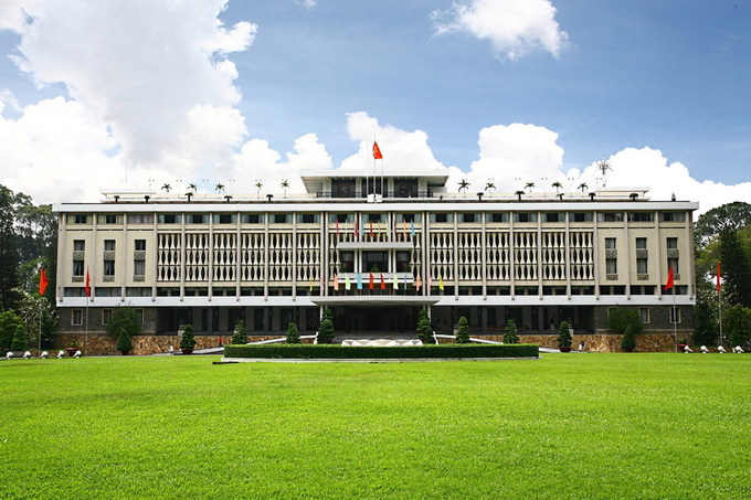 Dinh Độc Lập, xây dựng năm 1962-1966, do kiến trúc sư tài danh Ngô Viết Thụ thiết kế; nay là Hội trường Thống Nhất; nơi ghi dấu ấn lịch sử thống nhất nước nhà ngày 30/4/1975.
