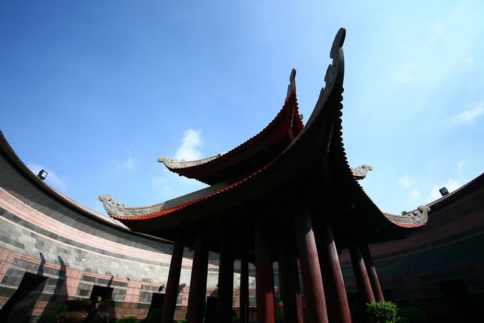 Đền tưởng niệm các vua Hùng - Một công trình mang dấu ấn kiến trúc đương đại, với ngôn ngữ kiến trúc hiện đại kết hợp với những nét kiến trúc dân gian truyền thống, chắt lọc tính dân tộc.