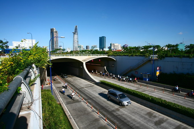 Đường hầm sông Sài Gòn (Hầm Thủ Thiêm), công trình ngầm vượt sông đầu tiên và duy nhất ở Việt Nam; nối quận 1 và quận 2; hoàn thành xây dựng năm 2011.