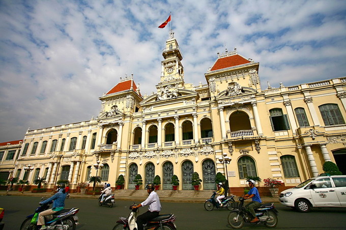 Tòa Đô chánh Sài Gòn, xây dựng từ năm 1898 đến 1909; nay là Ủy ban nhân dân TP HCM.