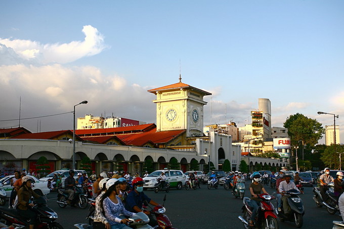 Chợ Bến Thành, là một chợ có từ lâu đời; kiến trúc hiện nay được xây dựng năm 1912-1914. Chợ Bến Thành được coi là một trong những biểu tượng của thành phố.