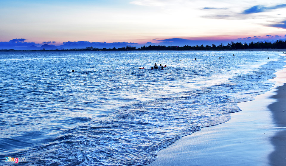 Chiều về, du khách có thể hòa mình giữa dòng nước trong veo ở Ninh Chữ vừa ngắm hoàng hôn dát vàng eo biển "vầng trăng khuyết".
