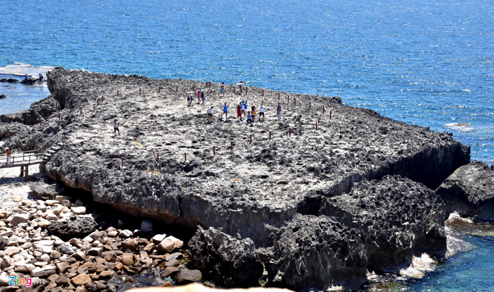 Thềm san hô cổ được các nhà khoa học xác định có niên đại 18.000 năm tạo nên cảnh quan "độc nhất, vô nhị" hấp dẫn du khách đến với thắng cảnh Hang Rái.