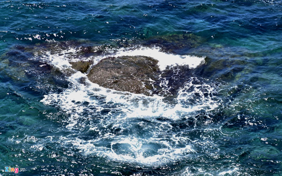 Sóng biển nhấp nhô vờn từng cụm đá ở Hang Rái tạo nên những "đóa hoa khổng lồ" tuyệt đẹp.