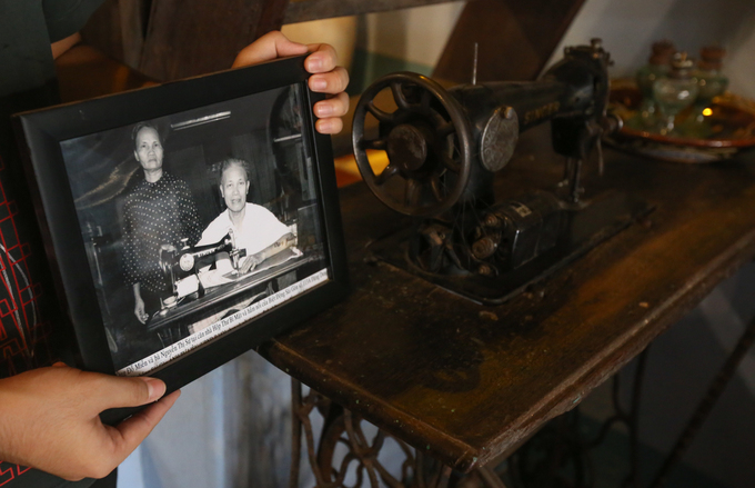 Chiếc máy may có tuổi đời hơn 50 năm mà vợ chồng ông Đỗ Miễn từng sử dụng vẫn còn nguyên vẹn và được đặt ở đúng vị trí cũ.
