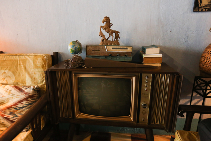 Những chiếc ti vi, điện thoại, đồ trang trí... trong căn nhà cũng đặt đúng vị trí như cách đây cả nửa thế kỷ.