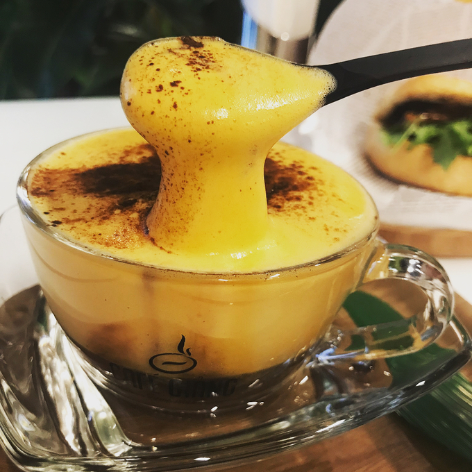 Tách cà phê trứng và cacao trứng cũng được đặt trong bát nước nóng để giữ ấm cho đồ uống giống như cách phục vụ tại Hà Nội. Giá mỗi tách cà phê trứng ở đây là 480 yen (100.000 đồng). Ảnh: libero020423.