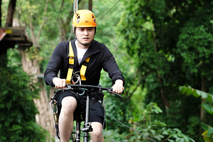Quang Vinh chọn thử sức với trò đạp xe trên dây đến 2 lần. Bạn sẽ e ngại trước vách núi bên dưới dù đã được trang bị đầy đủ thiết bị an toàn. Ảnh: Nguyễn Minh Tuấn.