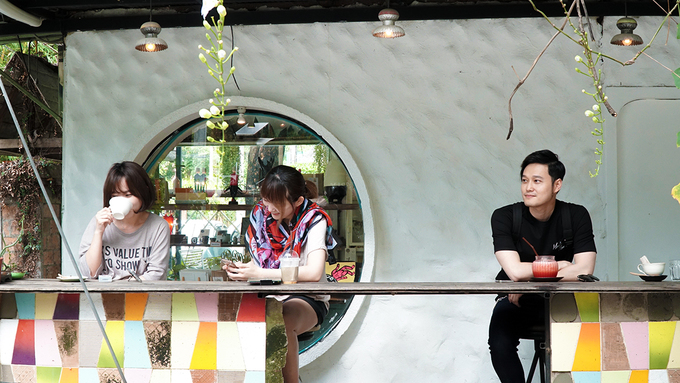 Tiếp theo, điều khiến ca sĩ "đứng ngồi không yên" là khám phá các quán cà phê phong cách tại Chiang Mai. "Trung tâm Chiang Mai không quá lớn nhưng có nhiều quán cà phê đẹp như Barisotel hay Woo Cafe", Vinh chia sẻ.