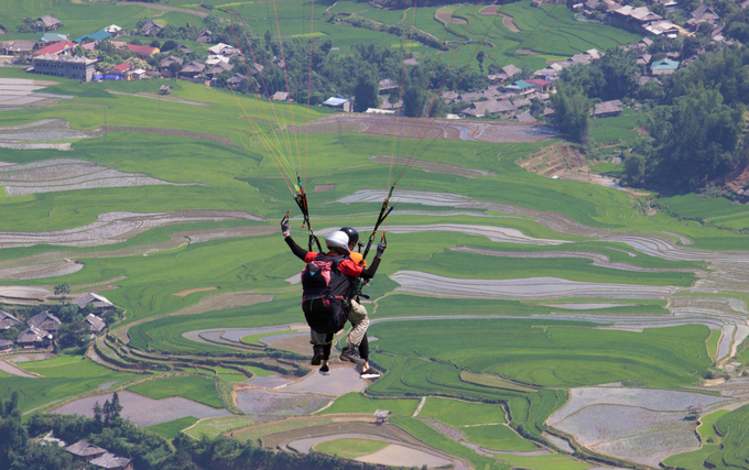 Du khách sẽ cất cánh từ độ cao 1.270 m (so với mực nước biển), khoảng cách đến bãi hạ cánh là 2,3 km đường chim bay, 11 km tính bằng đường ôtô (quốc lộ 32).